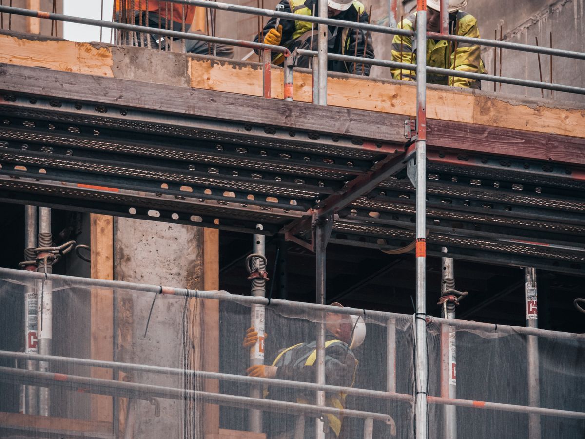 Estrutura de concreto com escoramento e andaime em obra
